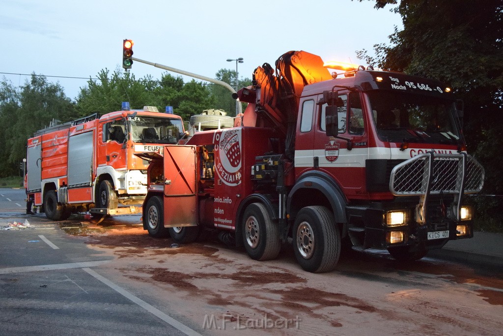 TLF 4 umgestuerzt Koeln Bocklemuend Ollenhauer Ring Militaerringstr P204.JPG - Miklos Laubert